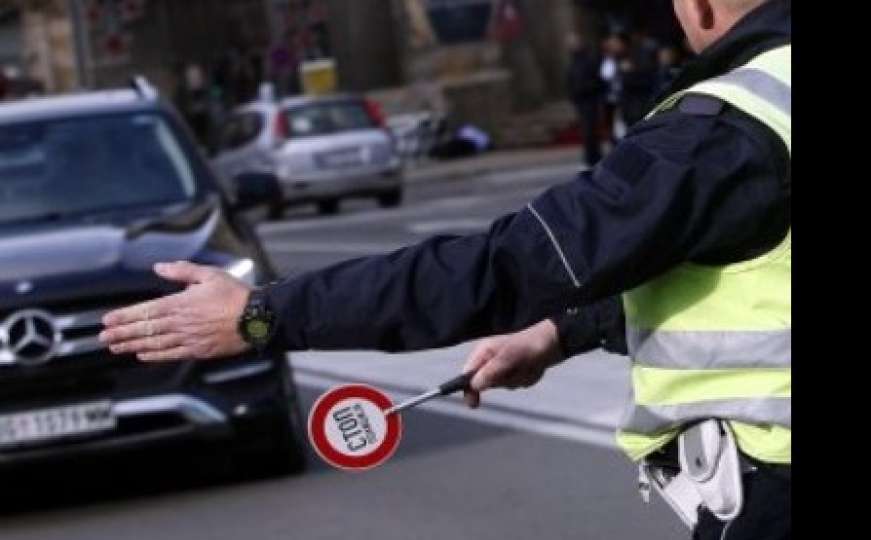 Policija oduzela Mercedes: Vozio bez dozvole, dužan više od 20.000 KM
